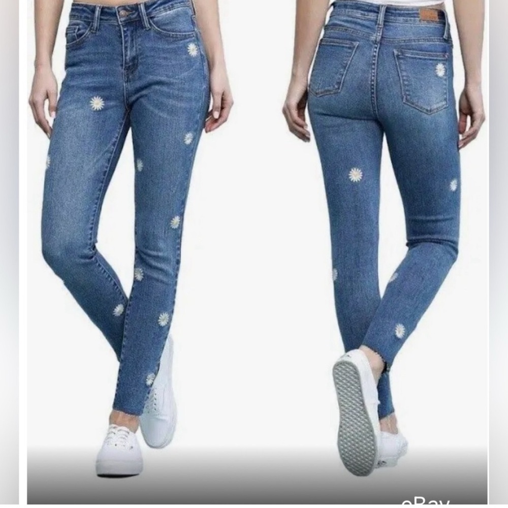 Judy Blue Blue Daisy Embroidered Skinny Jeans